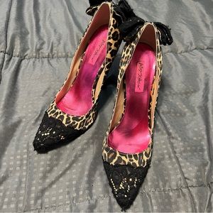 Betsey Johnson Leopard print And Lace accents Bow Heels size 9.5